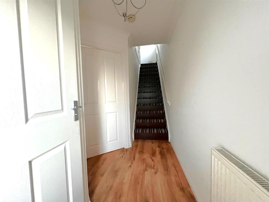 Mornington Grove, Blackwood, Lanark 3 bed semidetached house £115,000