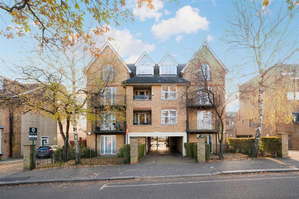 Laurel Mead Court, Churchfields... 2 bed apartment £1,600 pcm (£369 pw)