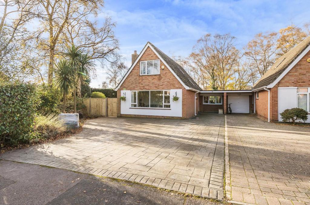 Charnwood Crescent, Hiltingbury, Chandlers Ford 3 bed link detached