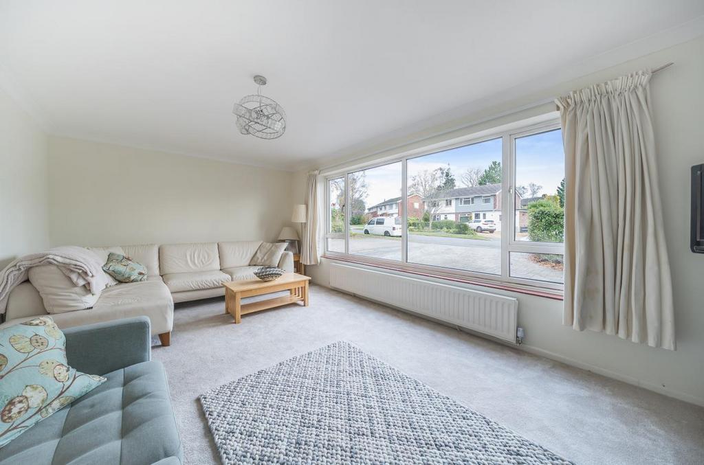Charnwood Crescent, Hiltingbury, Chandlers Ford 3 bed link detached