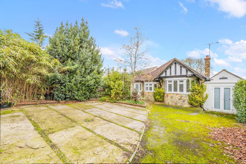 Fairlawn Grove, Banstead 2 bed detached bungalow £650,000