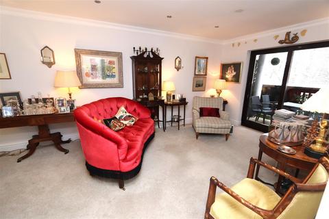 Flat 21, Booths Court Poplar Drive, Hutton, Brentwood, CM13 1YY