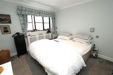 Flat 21, Booths Court Poplar Drive, Hutton, Brentwood, CM13 1YY