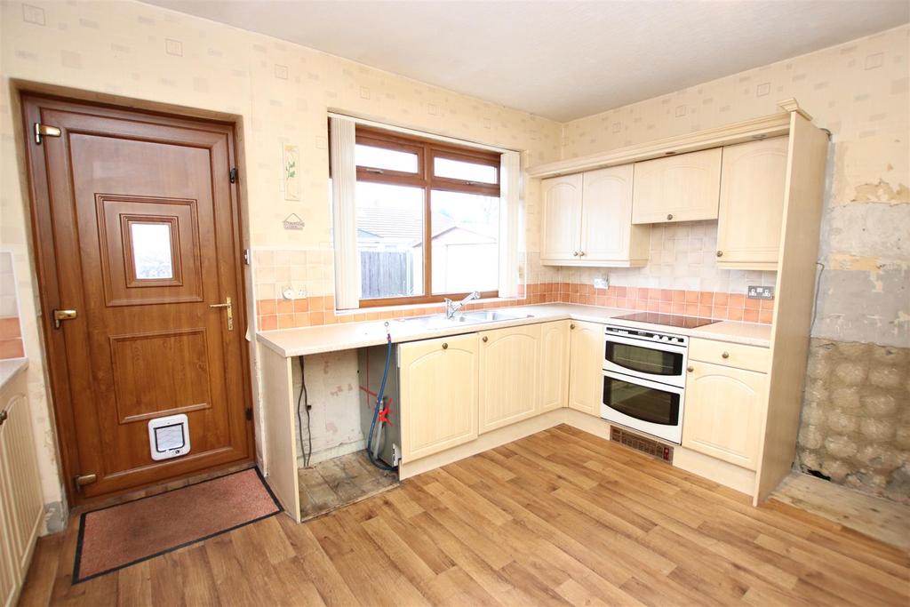 Norman Avenue, Eccleshill, Bradford 4 bed detached bungalow £1,200