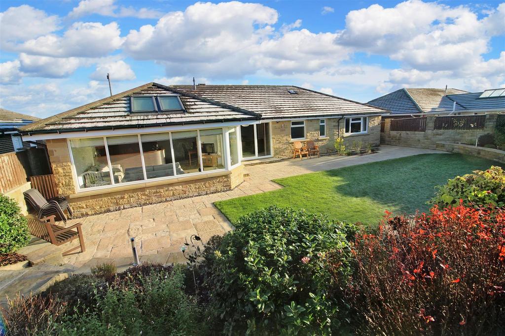 Elmfield Drive, Skelmanthorpe, Huddersfield HD8 9BT 3 bed detached