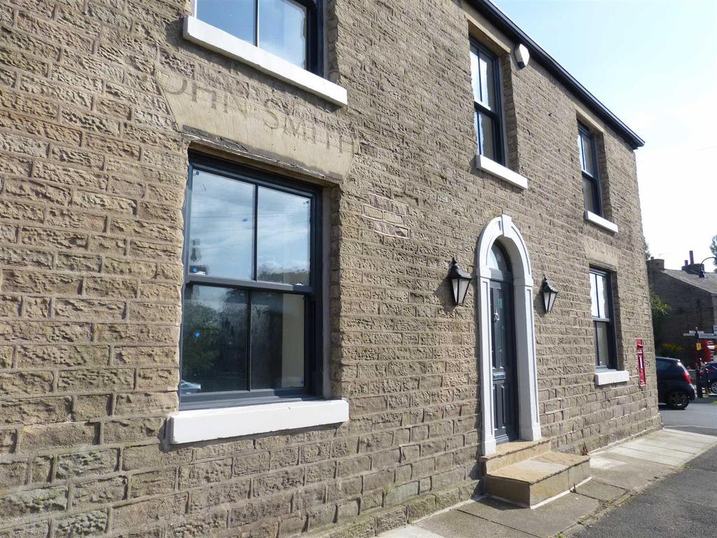 Glossop Road, Charlesworth, Glossop 3 bed terraced house £950 pcm (£