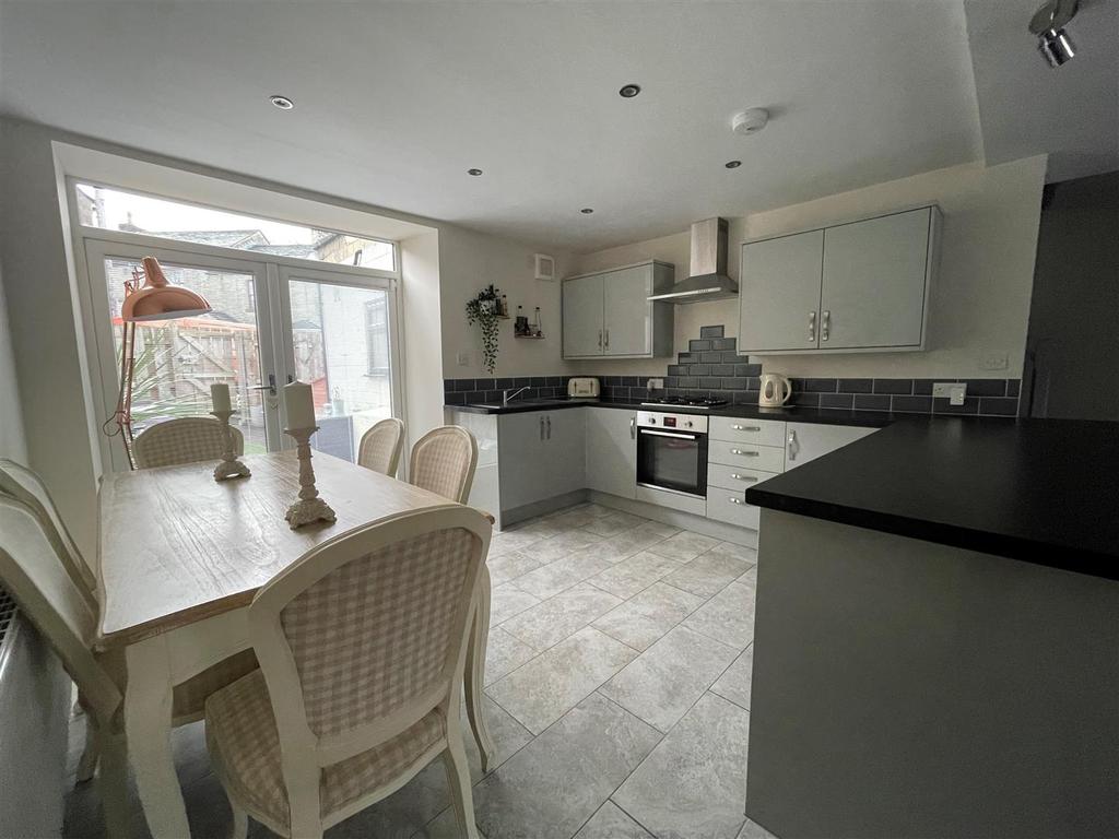 Glossop Road, Charlesworth, Glossop 3 bed terraced house £950 pcm (£