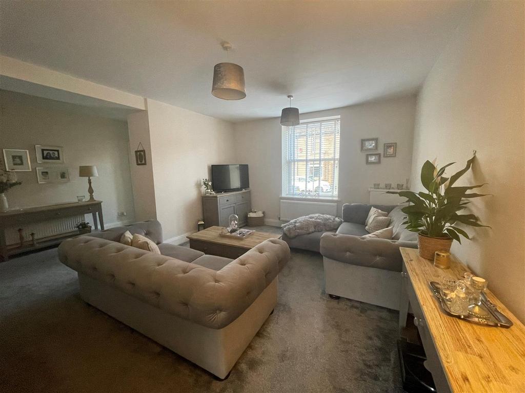 Glossop Road, Charlesworth, Glossop 3 bed terraced house £950 pcm (£