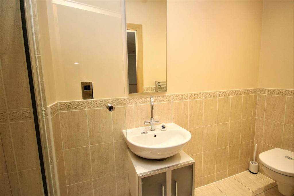 En suite shower room: