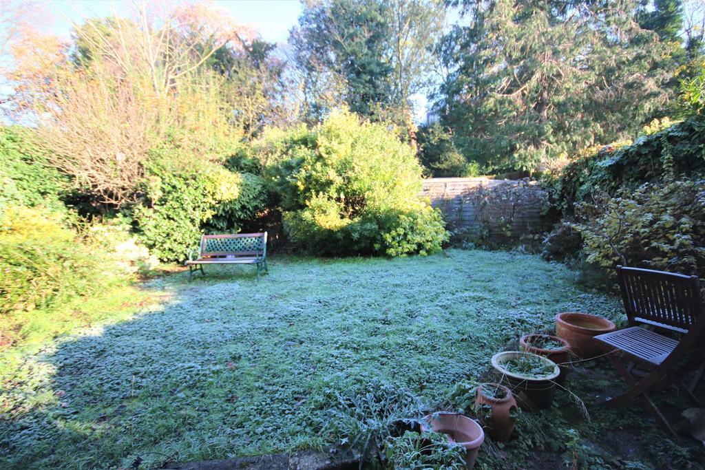 Vernon Crescent, East EN4 2 bed £425,000