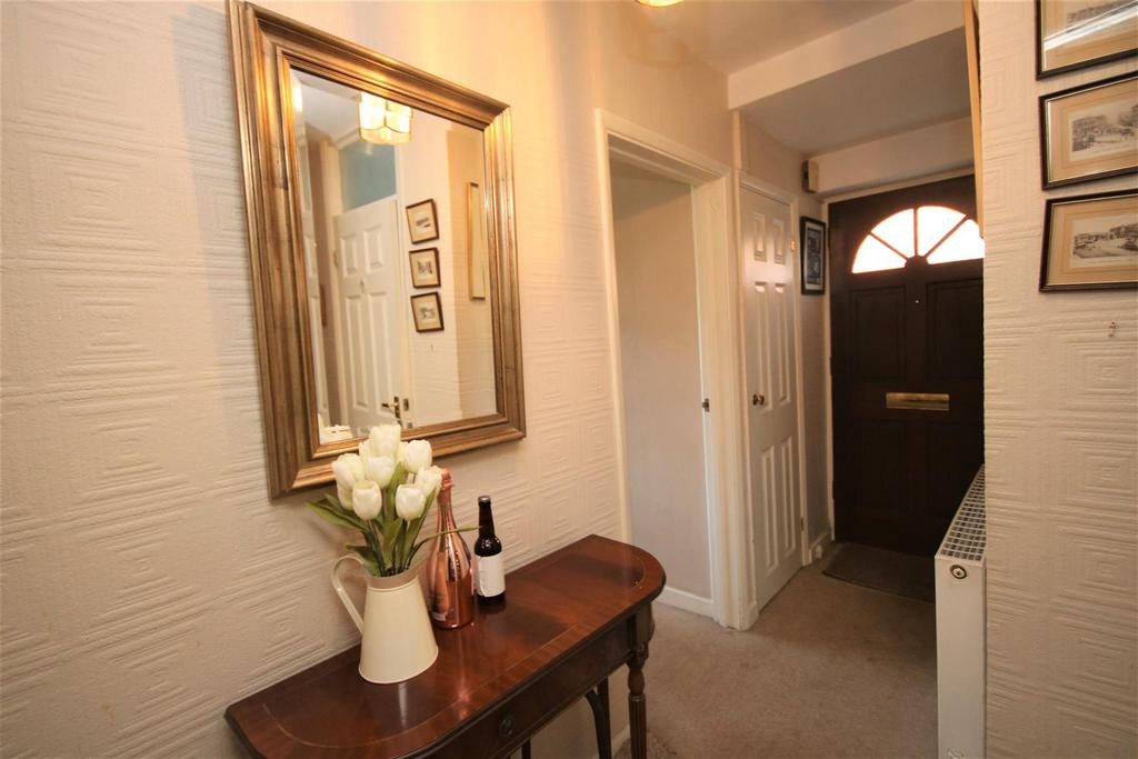 Vernon Crescent, East EN4 2 bed £425,000