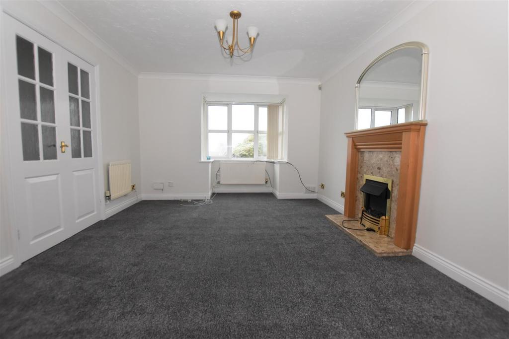 Bridge Close, Victoria Dock, Hull 3 bed detached house £950 pcm (£219 pw)