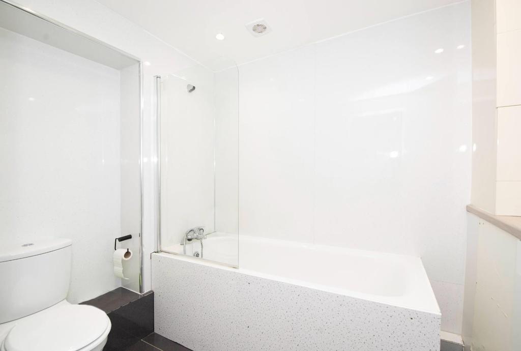 Bathroom 2.jpg