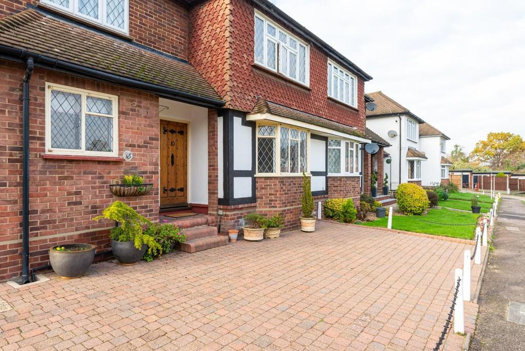 Warren Court, Chigwell 2 bed £395,000