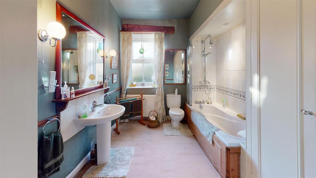 Draughton-Hall-Bathroom(1).jpg