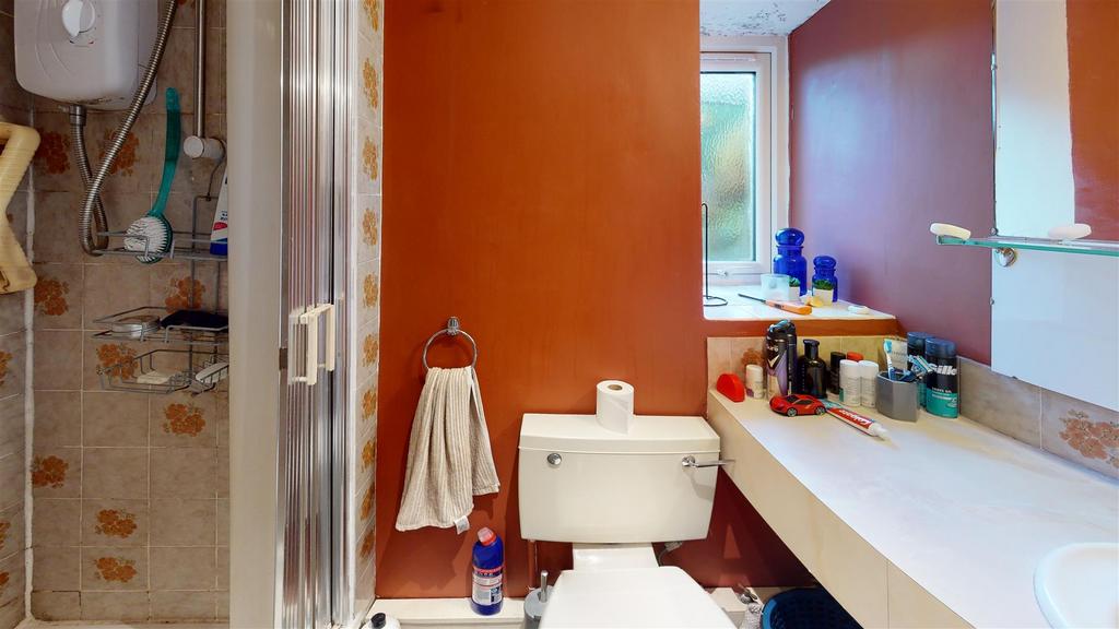 Draughton-Hall-Bathroom.jpg