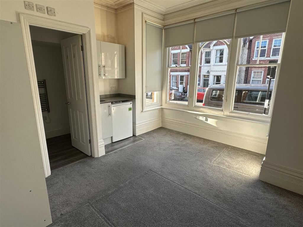 Caburn Road, Hove Studio £700 pcm (£162 pw)