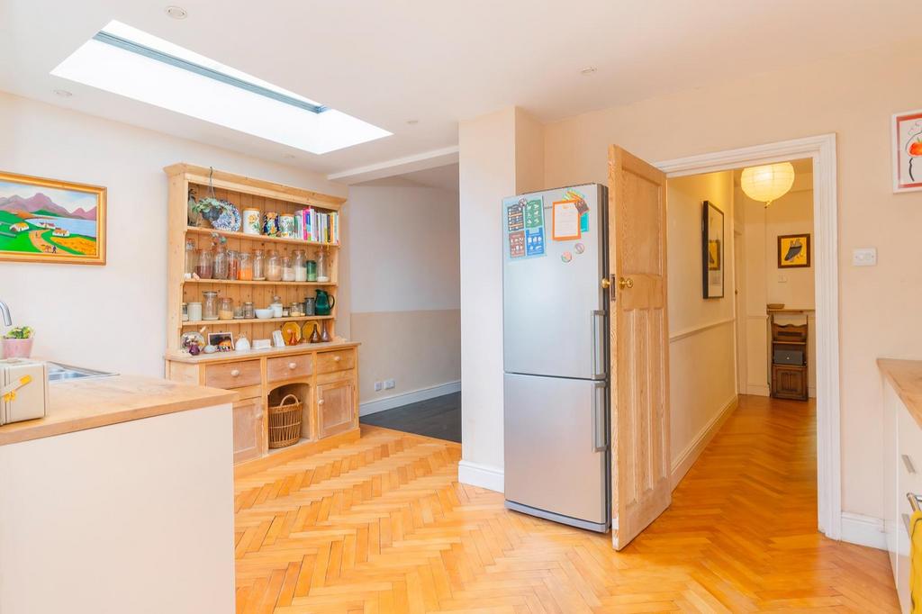 DAORETOCHTRON12 - Kitchen E.jpg