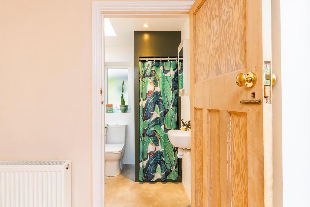 DAORETOCHTRON12 - Bathroom C.jpg