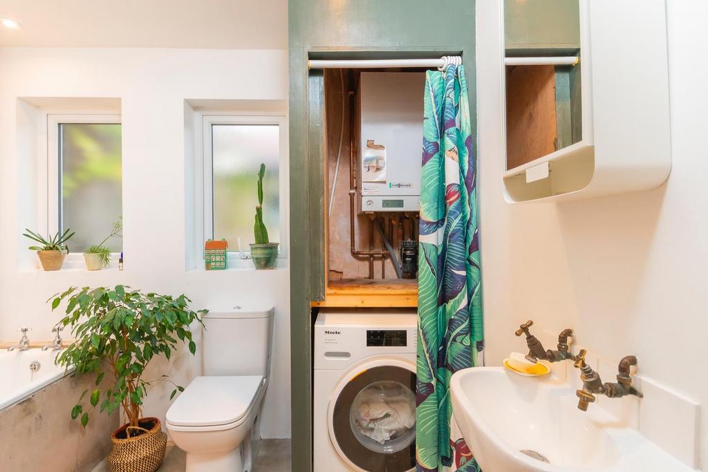 DAORETOCHTRON12 - Bathroom E.jpg