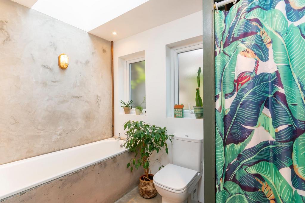 DAORETOCHTRON12 - Bathroom D.jpg