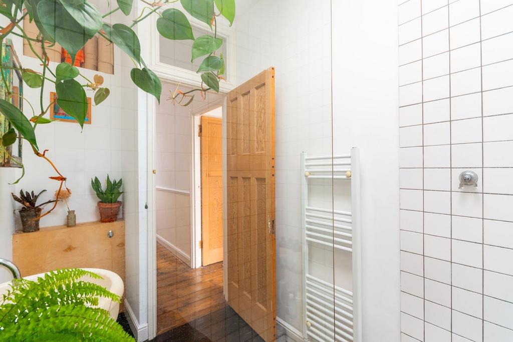 DAORETOCHTRON12 - Bathroom H.jpg