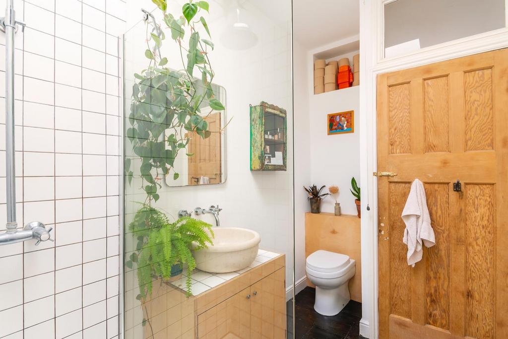 DAORETOCHTRON12 - Bathroom F.jpg
