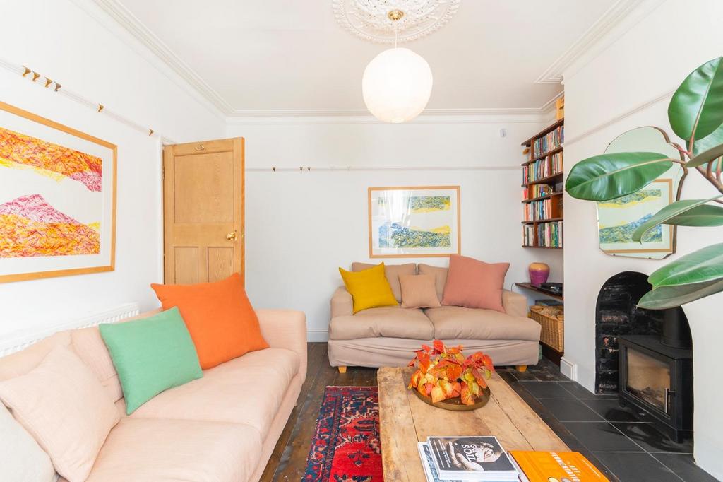 DAORETOCHTRON12 - Living Room B.jpg