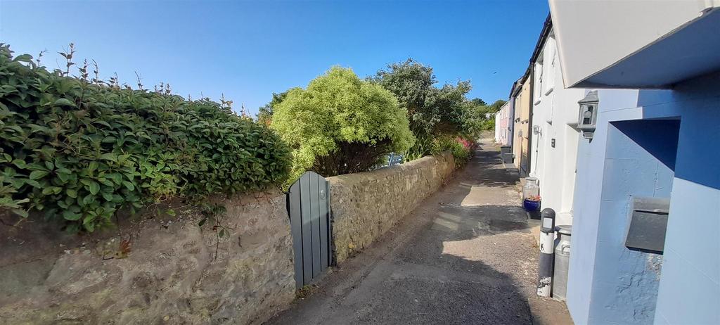 Gate high street solva.jpg