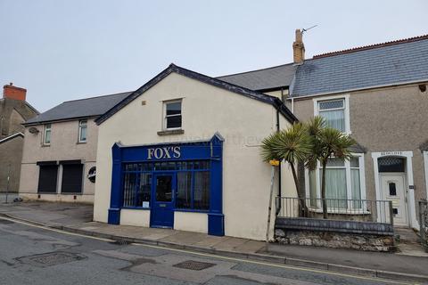 2 bedroom flat to rent, New Road, Porthcawl, Bridgend. CF36 5DL