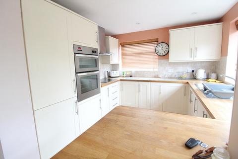 2 bedroom flat to rent, Appledore Gardens, Lindfield, RH16