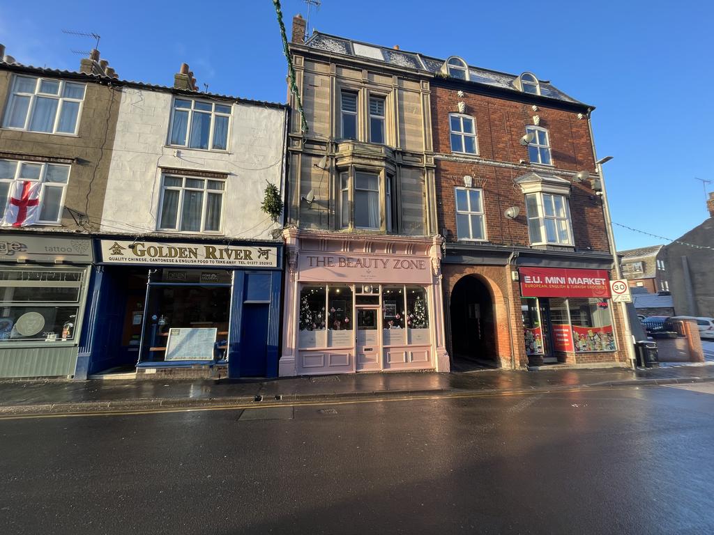 Market Place, Driffield 2 bed flat - £550 pcm (£127 pw)