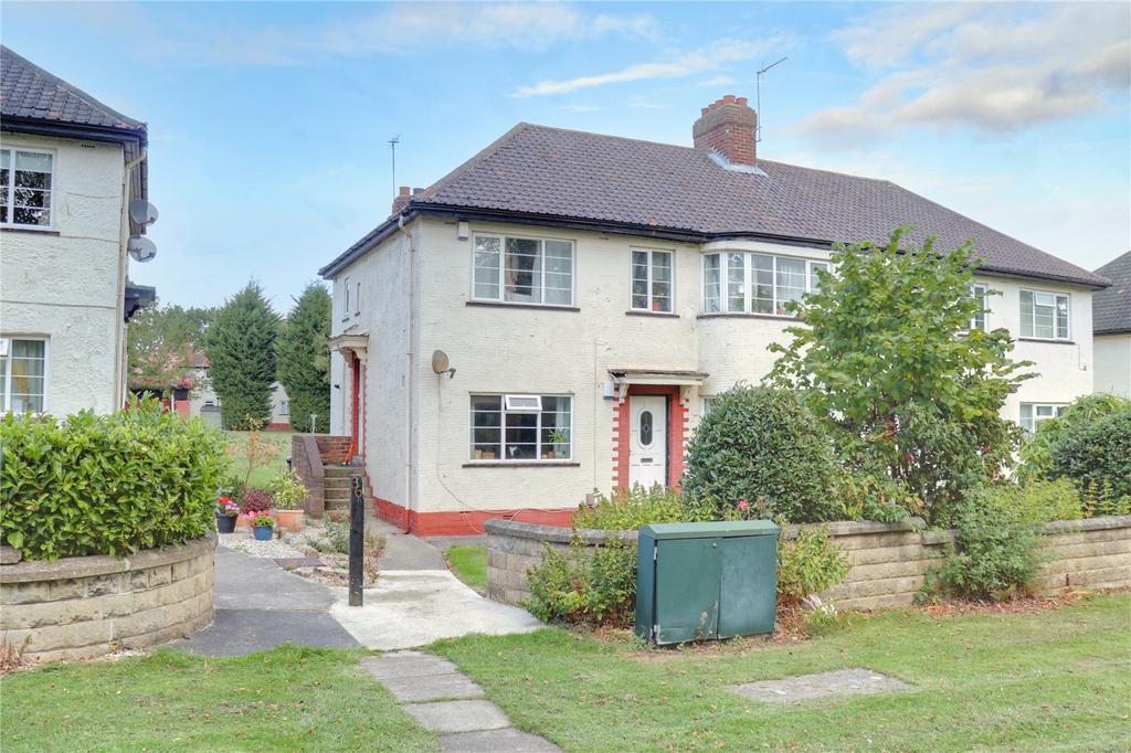 New Adel Lane, Leeds, West Yorkshire... 2 bed flat £135,000