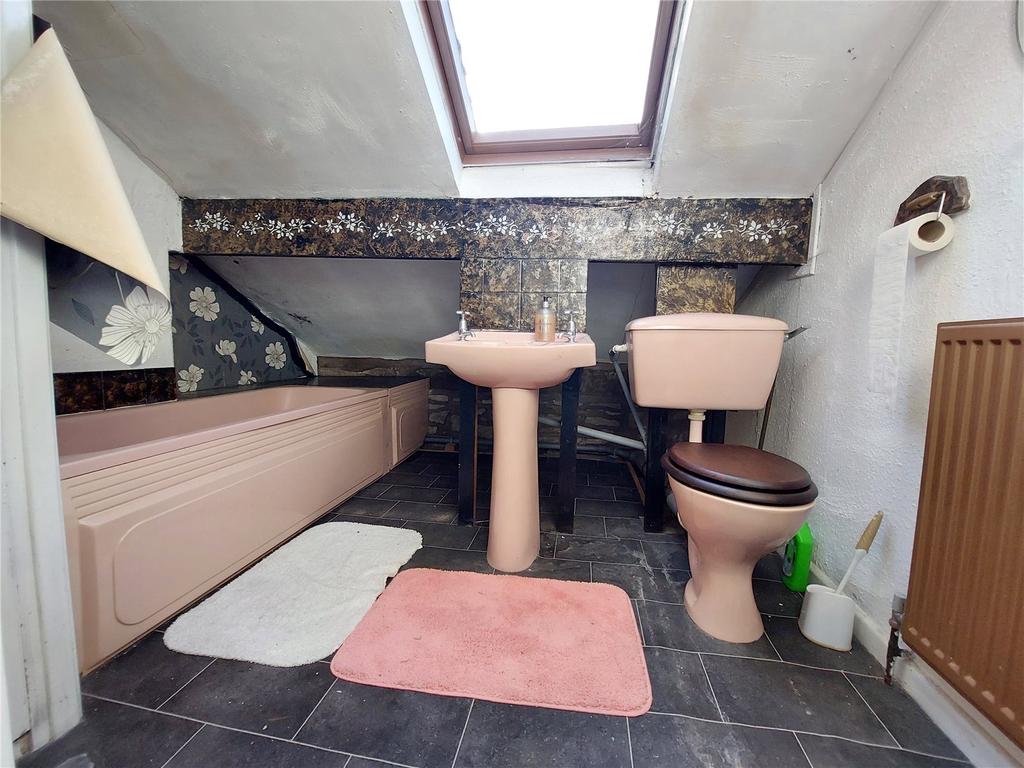 15, Bathroom: