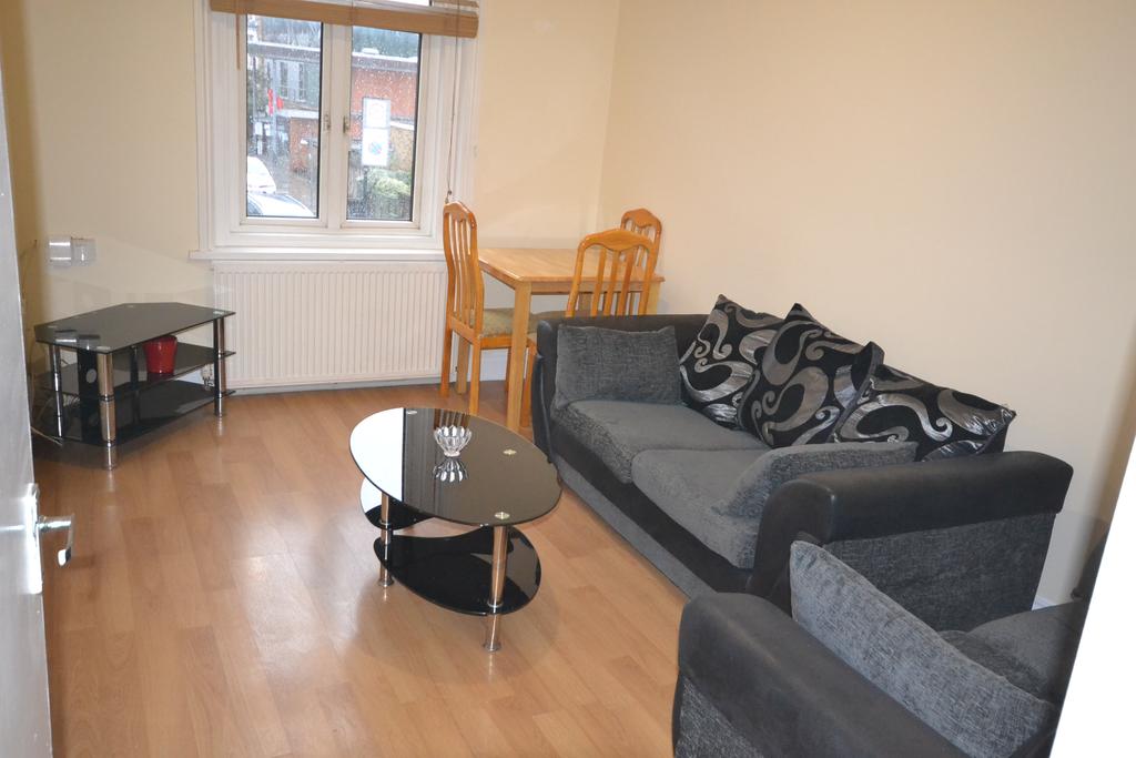 Kilburn High Road, London, NW6 2 bed flat £1,647 pcm (£380 pw)