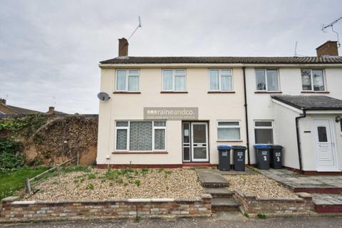 3 bedroom end of terrace house to rent, Cherry Way, Hatfield