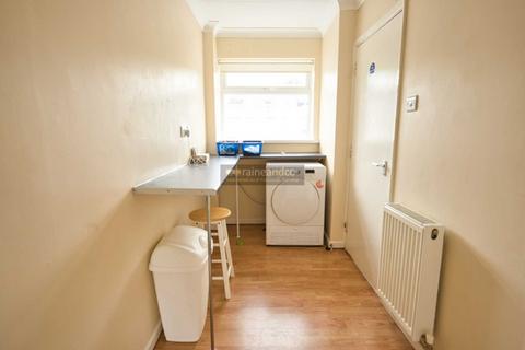 3 bedroom end of terrace house to rent, Cherry Way, Hatfield