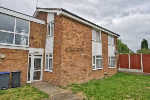 3 bedroom flat to rent, De Havilland Close, Hatfield