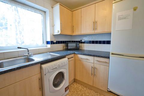 3 bedroom flat to rent, De Havilland Close, Hatfield