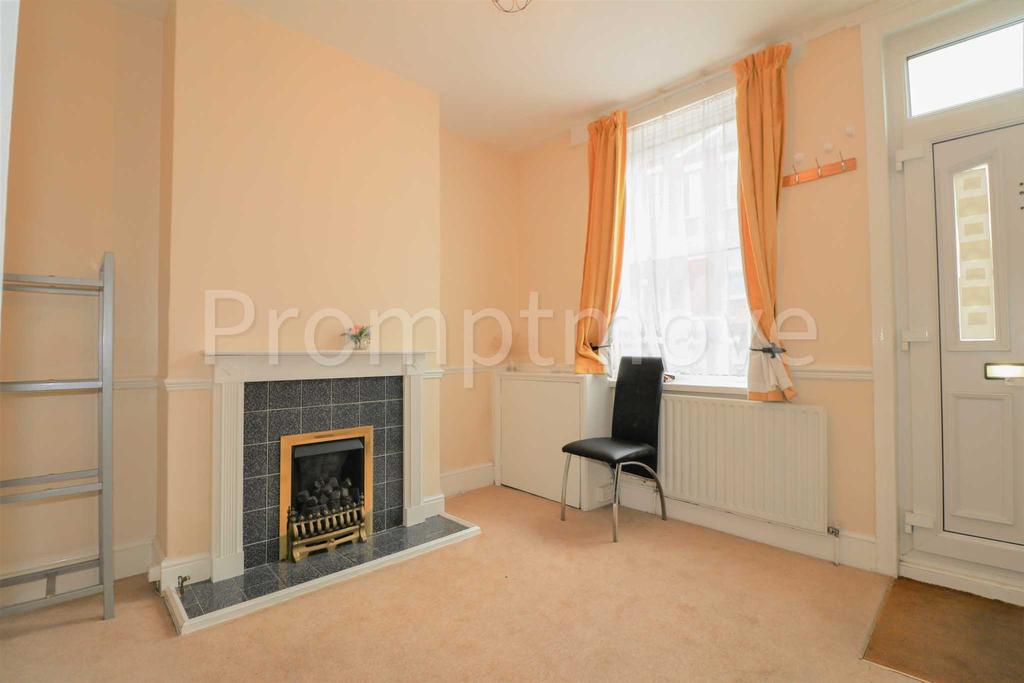 Hartley Road Luton LU2 0HY 2 bed terraced house £1,000 pcm (£231 pw)