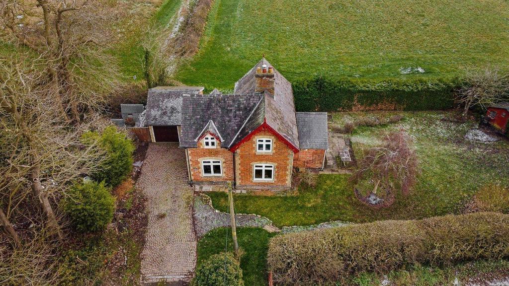 Stretton Hall Drive, Oadby, Leicester, LE2 4RN 3 bed detached house for sale £550,000