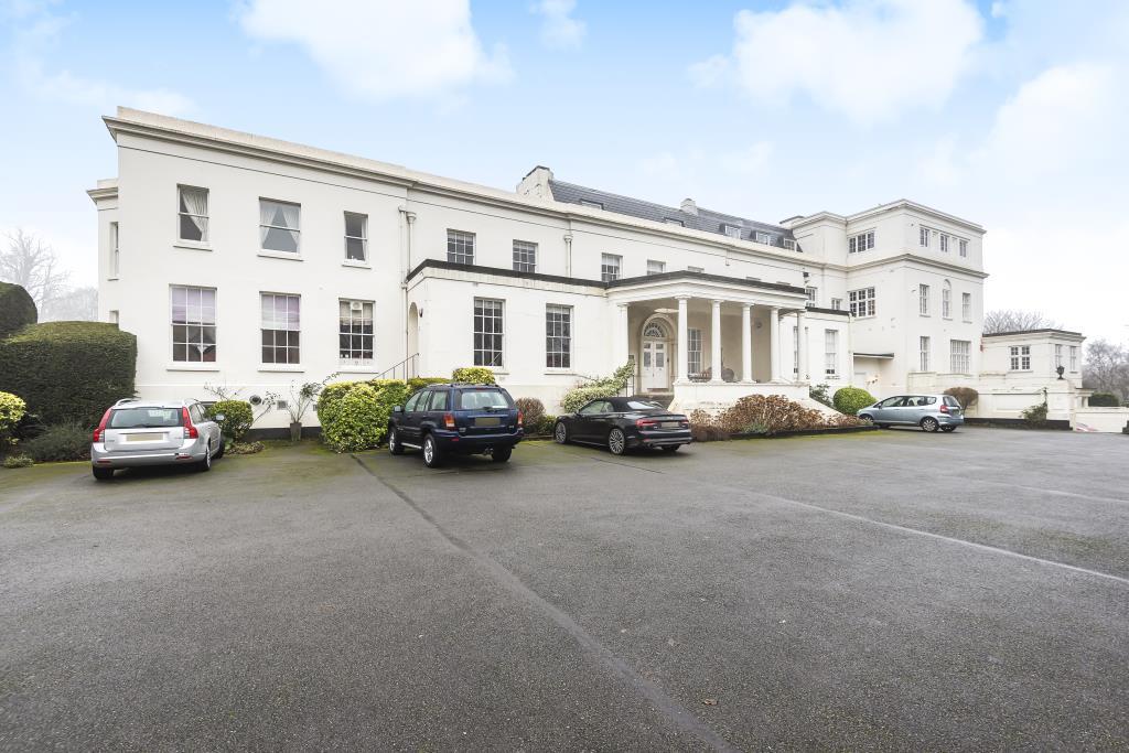 Virginia Water, Surrey, GU25 2 bed flat for sale £465,000