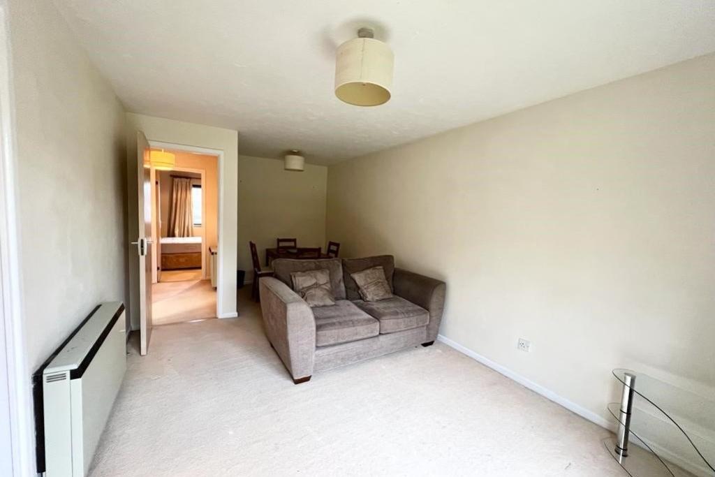 Egham, Surrey, TW20 1 bed flat £925 pcm (£213 pw)