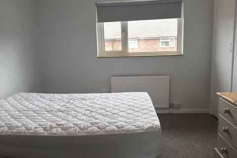 5 bedroom terraced house to rent, Holly Close, Hatfield