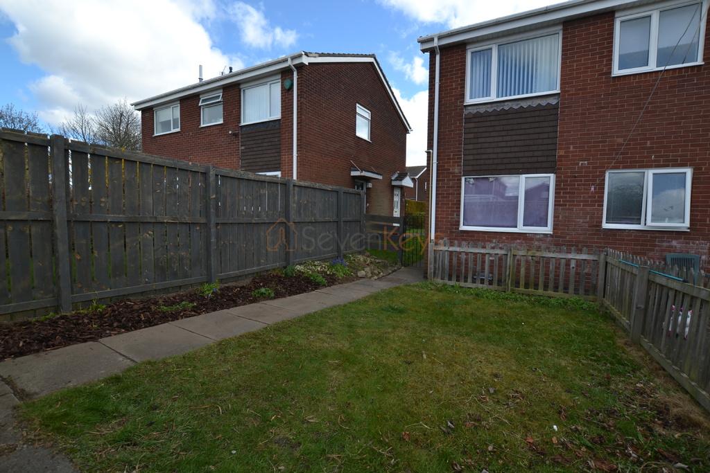 Ancrum Way, Whickham 2 bed flat £625 pcm (£144 pw)