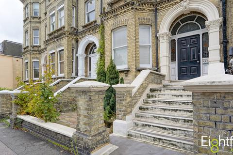 3 bedroom flat to rent, Cromwell Road, Hove