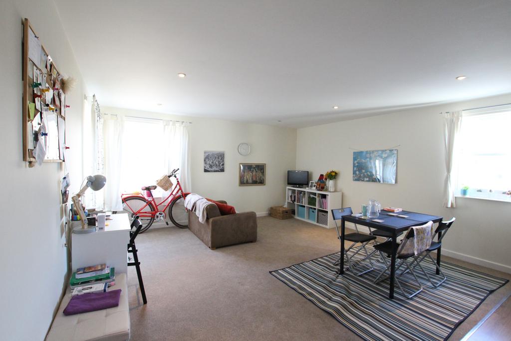 Street, Cheltenham, GL52 1 bed flat £700 pcm (£162 pw)
