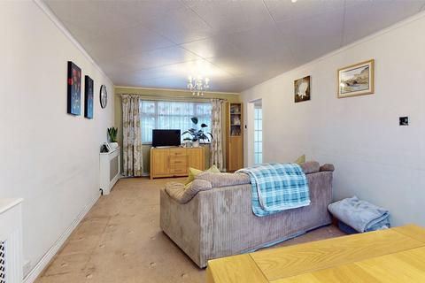 15 Claydon Crescent, Basildon, SS14 2HG