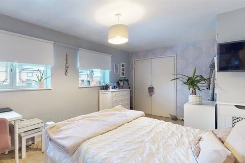 15 Claydon Crescent, Basildon, SS14 2HG