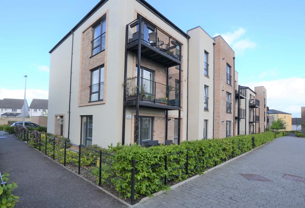 Lowrie Gait, South Queensferry, EH30 2 bed flat £1,250 pcm (£288 pw)